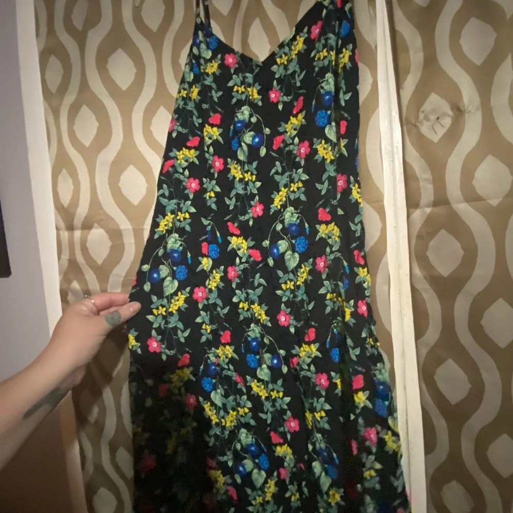 SPRING 🌱🌸 body forming flowy dress - Picture 3 of 6